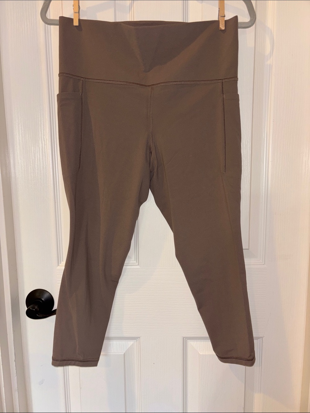 Athleta Salutation Stash Cinch 7/8 Tights Leggings in Taupe
